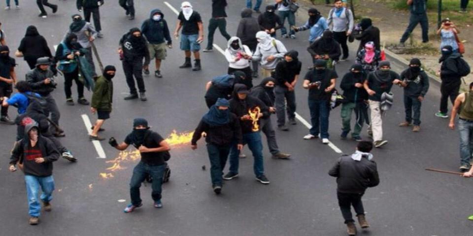 anasofiabeta's tweet photo. Esta violencia solo pudo ser provocados por #Anarquistas infiltrados, los estudiantes pedimos #FueraCapuchas http://t.co/b6q8hjsp4M