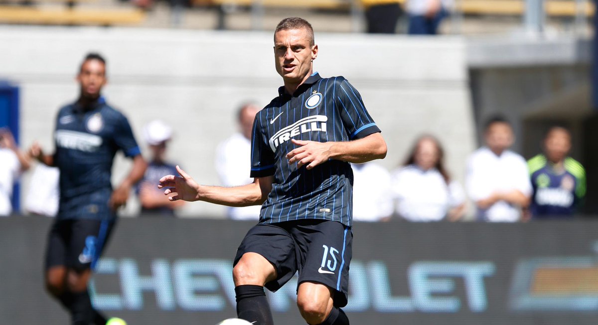 BusbyBulletin's tweet image. POLL: Would you take Vidic back? 

Retweet - Yes,
Favourite - No 

#MUFC