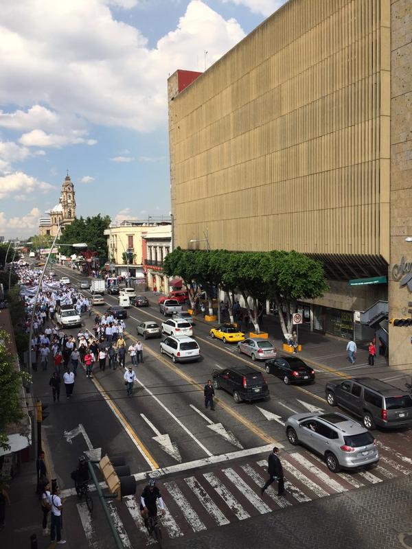 rebot2009's tweet photo. @EPN @osoriochong salgan a la calle Mexico se esta moviendo #movingBaby #chupalawey http://t.co/bZQSnfR2T8