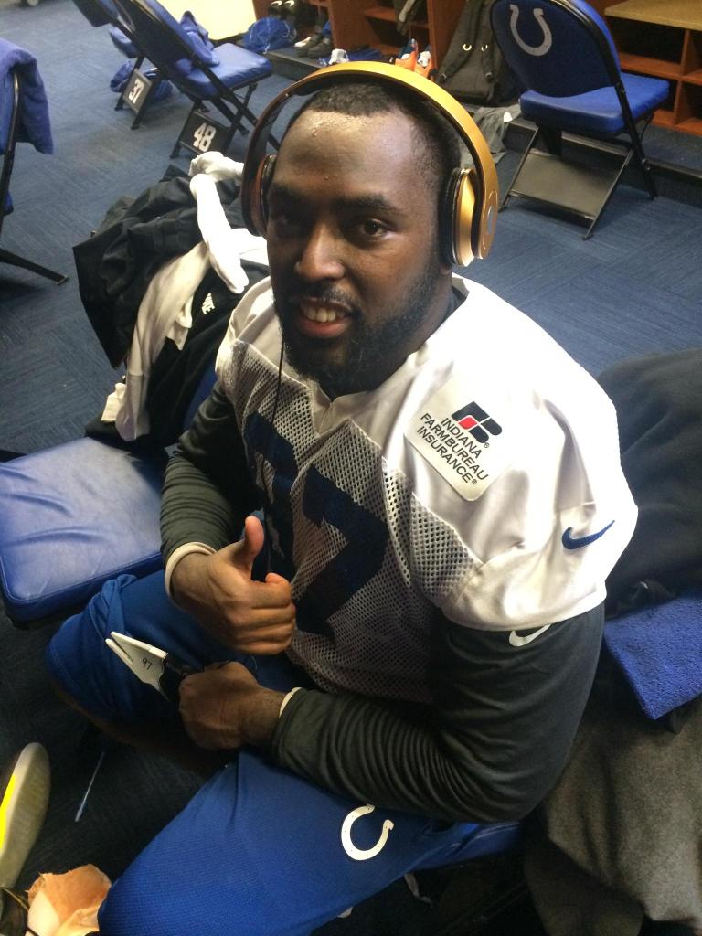 Artj97's tweet photo. S/O to @DubsMJ for my new gold fresh headphones. Can't wait you use them this Sunday to warm up for the game! http://t.co/kUSWnBmVlW