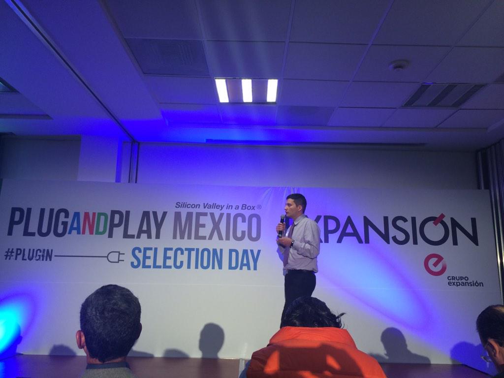 ExpEconomia's tweet photo. El siguiente ponente del Selection Day es moonki, un brazalete inteligente para el cuidado de bebés #PlugIn http://t.co/RpLcVRH5U3