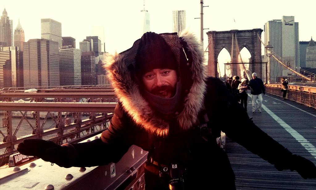 elmanus's tweet photo. Botas mntña,1pijma,1ptaln,1cmsta,1cmsa,1jersey,2guants,1fular,2bragas,2gorros,1plumas=Paseo BrooklynBridge a -2° :-) http://t.co/lynuvU2xtS
