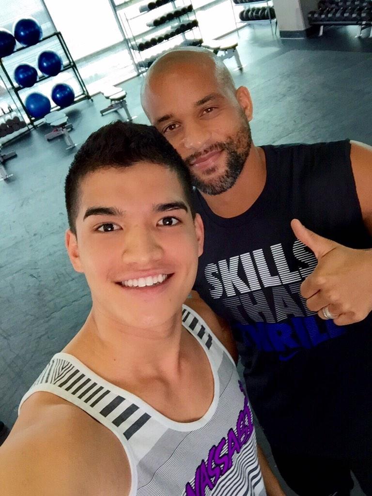 AlexWassabi's tweet photo. Surprise visit from @shauntfitness today! #InsanityMax30 #findyourmax http://t.co/6bw88kNv3q