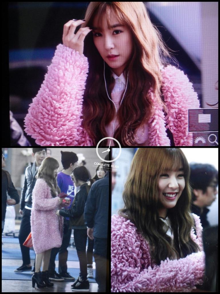 [PIC][21-11-2014]SNSD khởi hành đi Trung Quốc để tham gia "China for GG 1st Fan Party in NanJing" vào trưa nay - Page 9 B27-w5ACEAEKZvI