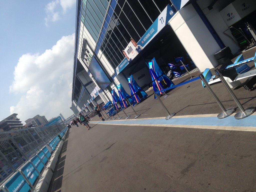 MillyAnstie's tweet photo. Formula E paddock ✌️ sweating my ass off in this heat 😪 #TrulliGP http://t.co/ArgtRtWwgu