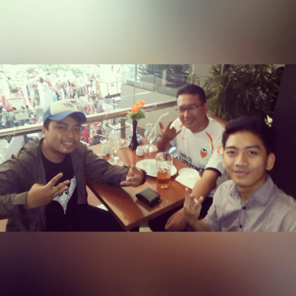 shy5h4rk's tweet photo. #SelfieVCF bareng Ketua & Wakil Ketua @Valencia_INA, @boncelol & @kamil_fadhli di Gandaria City. Salam 3 jari! Amunt! http://t.co/SQvn0o3kW8
