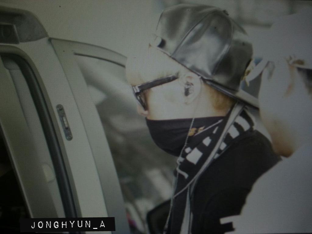 141121 Jonghyun @ Aeropuerto de Incheon de regreso de Japón B274PFLCIAAAoBd