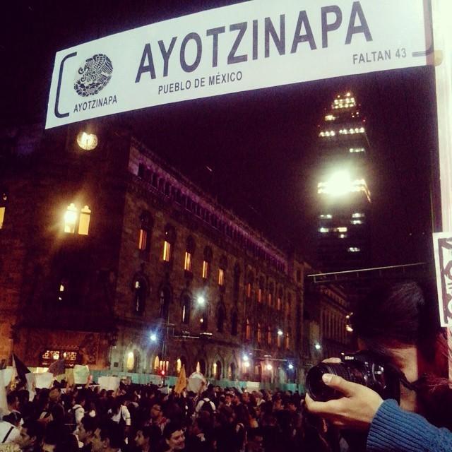 CopilotoDF's tweet photo. RT @OdalsCrvvjl: Marcha 20 de Noviembre en el Zócalo #CDMX #AyotzinapaSomosTodos #YaMeCanse #MeDuelesMexico http://t.co/o5UWgqNHQD