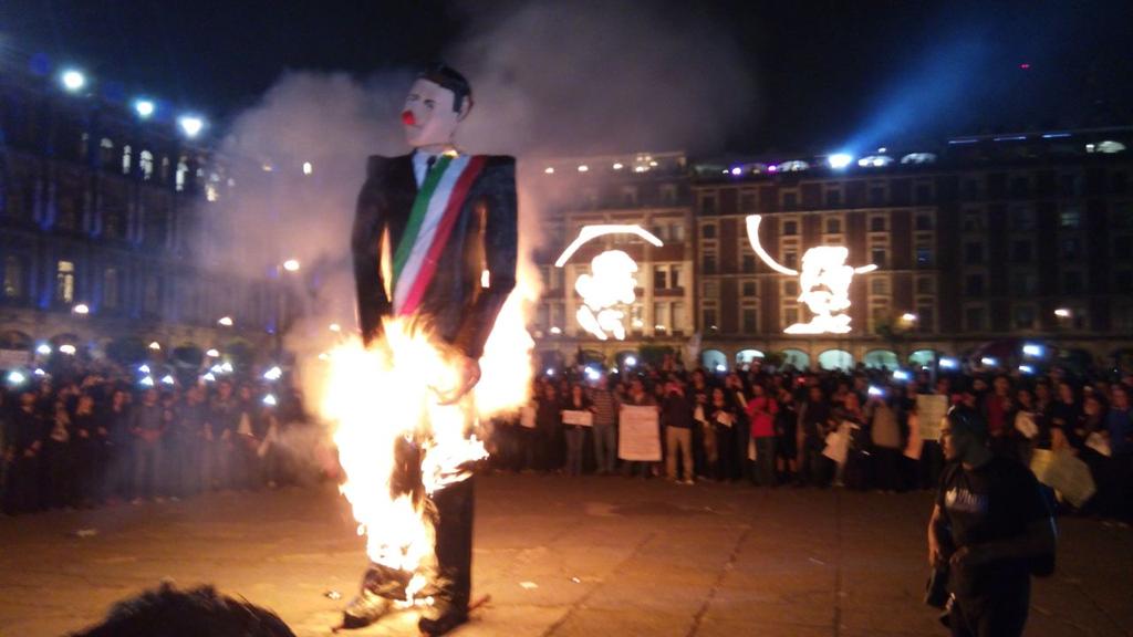 CopilotoDF's tweet photo. RT @silver_recendez: Queman muñeco de @EPN en El Zócalo de la #CDMX #Iguala #20NovMx #YaMeCanse #TodosSomosAyotzinapa http://t.co/Iqh83BGPsD