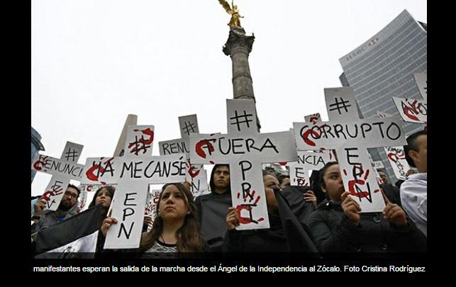 lajornadaonline's tweet photo. #AlMinuto: Manifestantes esperan la salida de la marcha #AccionGlobalporAyotzinapa en el Ángel http://t.co/CyCbxZcHHS http://t.co/tl0cVoGOQk