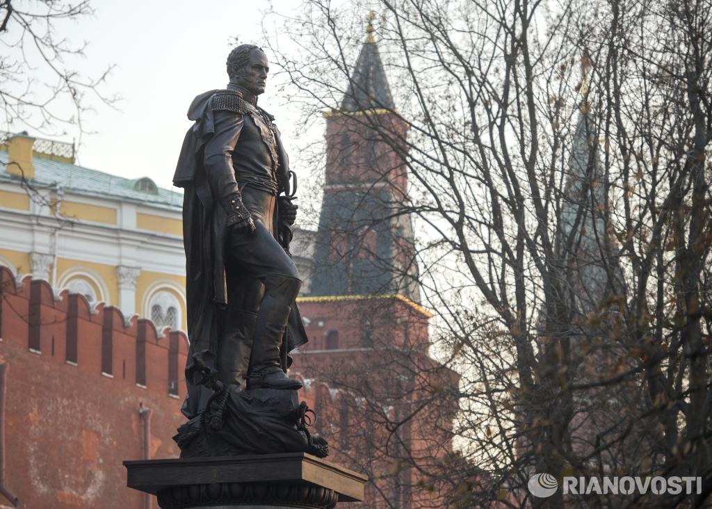 Памятник александру в кремле. Памятник императору Александру 1 в Александровском саду. Александровский сад памятник Александру Москва. Памятник Александру первому в Кремле.