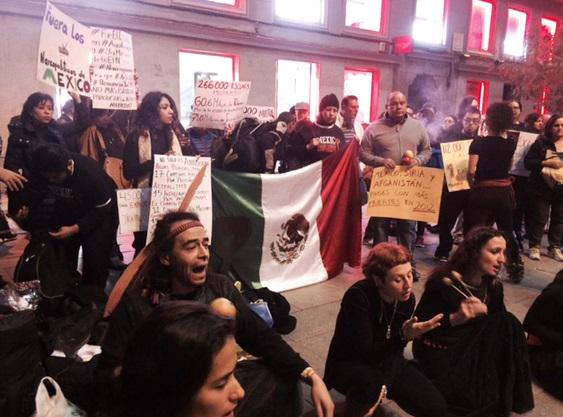 lajornadaonline's tweet photo. #AlMinuto. Y en Madrid, España, así se siente #AccionGlobalporAyotzinapa http://t.co/CyCbxZcHHS http://t.co/5uATT90vlk