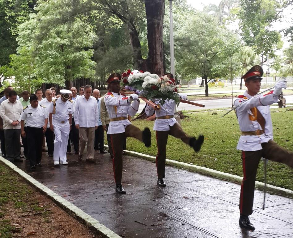 Ofrenda floral con motivo del Aniv. del Revolución Mexicana en el monumento a Emiliano Zapata en La Habana