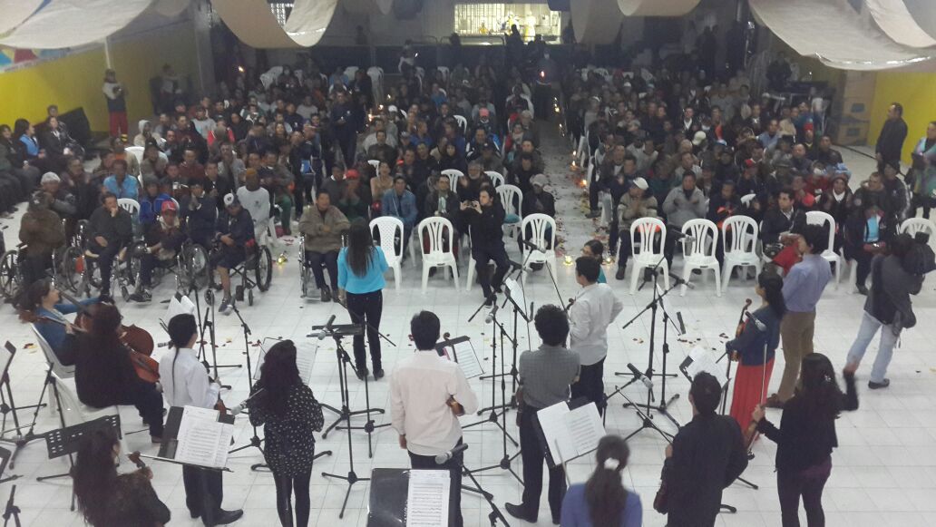jorgerojas2022's tweet photo. A esta hora Orquesta Filarmónica Juvenil de Bogotá ofrecen concierto a ciudadanos habitantes de calle #BogotaHumana http://t.co/R4Sg6oyWo9