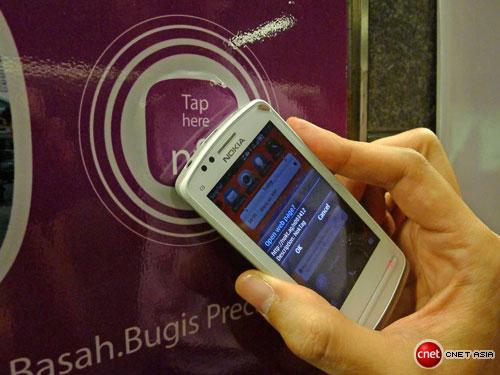 NFCwi's tweet photo. #champroche : 
Communication en #ChampProche 
traduction de Near Field Communication
Sur ➤@NFCwi suivez l'actu  #NFC http://t.co/N1gdNZ5pes