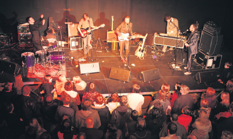 2007 (shl) <a href="/mugison/">mugison</a> fær leið á að trúbadorast og stofnar rokkhljómsveit - úr verður platan Mugiboogie #næstasunnudag