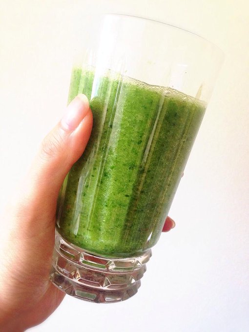 おはよう( &acute; ▽ ` )ﾉ今日はお天気良いね♡今日も定番朝食のグリーンスムージーでやんす。今日は小松菜なんだけど、ちょっと辛い！？？何でだろう&hellip; http://t.co/ZiazpDeyin