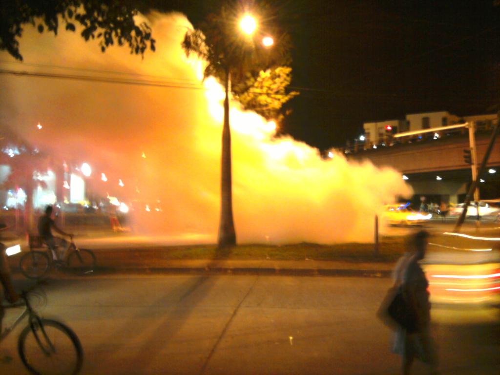 krito_upegui's tweet photo. Vehículo incendiado frente al comfandi de la guadalupe con autopista. http://t.co/cWiP9L5muz