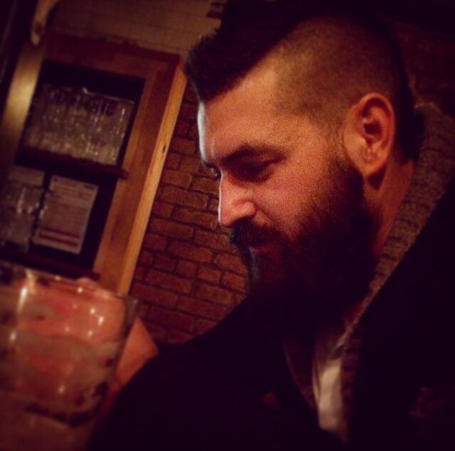 the_cocktailguy's tweet photo. Catching up with @Aaronjsw82 in #NYC @BEST_BEARDS_ @BeardsAndTats #homewardbound #London http://t.co/HEdwh7fabD