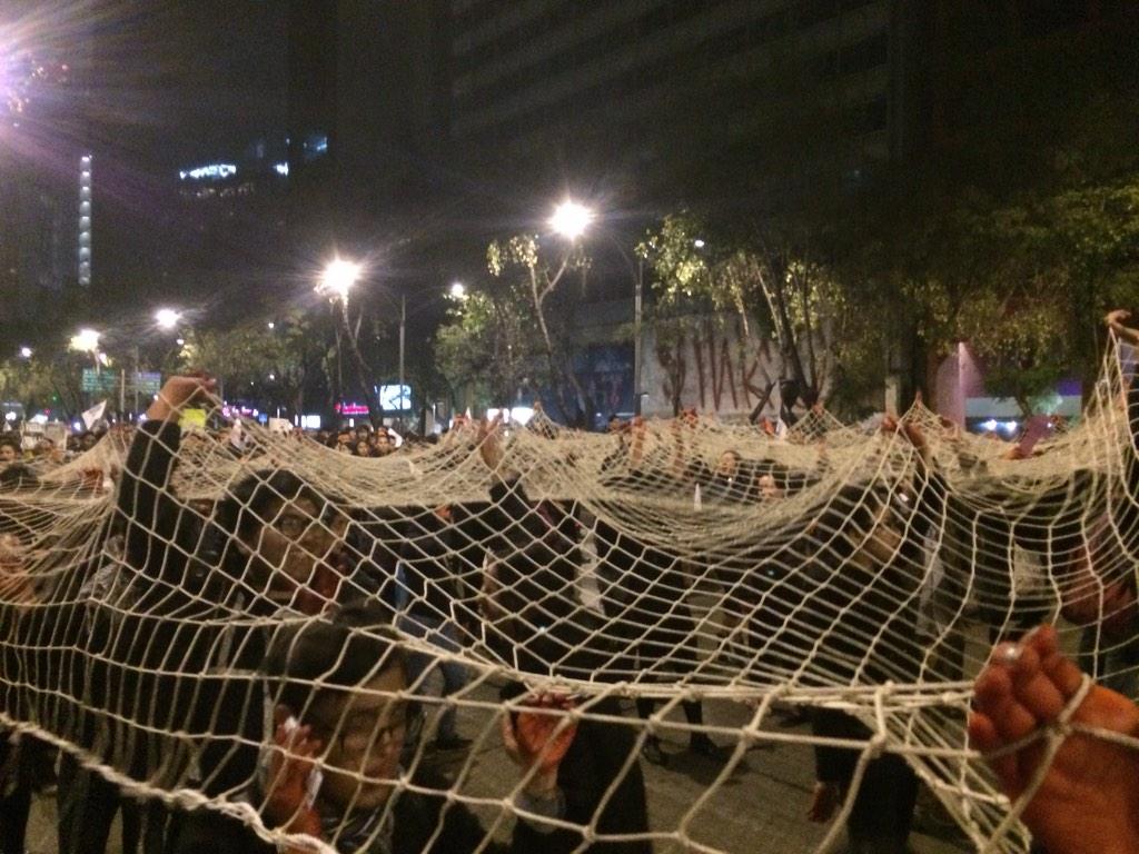 Malakatonche's tweet photo. Redes de ciudadanos desestabilizadores (de los que si pican). #20deNovMX #AcccionGlobalPorAyotzinapa #YaMeCansé http://t.co/xBtOO0nMmP