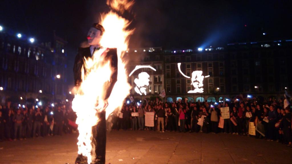 regeneracion_r's tweet photo. Queman figura de Peña Nieto en el Zócalo #20NovMx http://t.co/CLcQf6qpfn Revolución Mexicana #YaMeCanse #RenunciaEPN