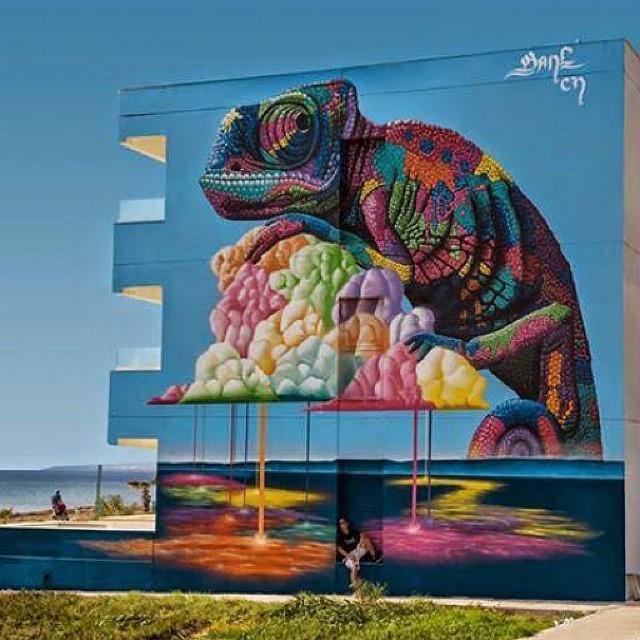 CandyMedusa's tweet photo. Love this #chameleon #StreetArt by #FabianFlorin #Bane http://t.co/QtbO1fhNbG via @gr8ffiti #lizard #art #grafitti