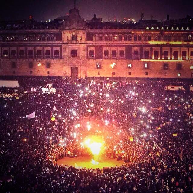 valehamel's tweet image. Queman un Peña Nieto en la plancha del Zócalo. #AdiosPeña
#YaMeCanse #AyotzinapaFueElEstado
