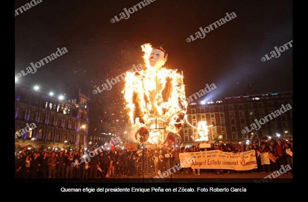 lajornadaonline's tweet photo. #AlMinuto Quema de efigie de @EPN en el Zócalo al grito de "¡Fuera, Peña!" #20NovMx #YaMeCanse http://t.co/CyCbxZcHHS http://t.co/AGrrGlYrpL