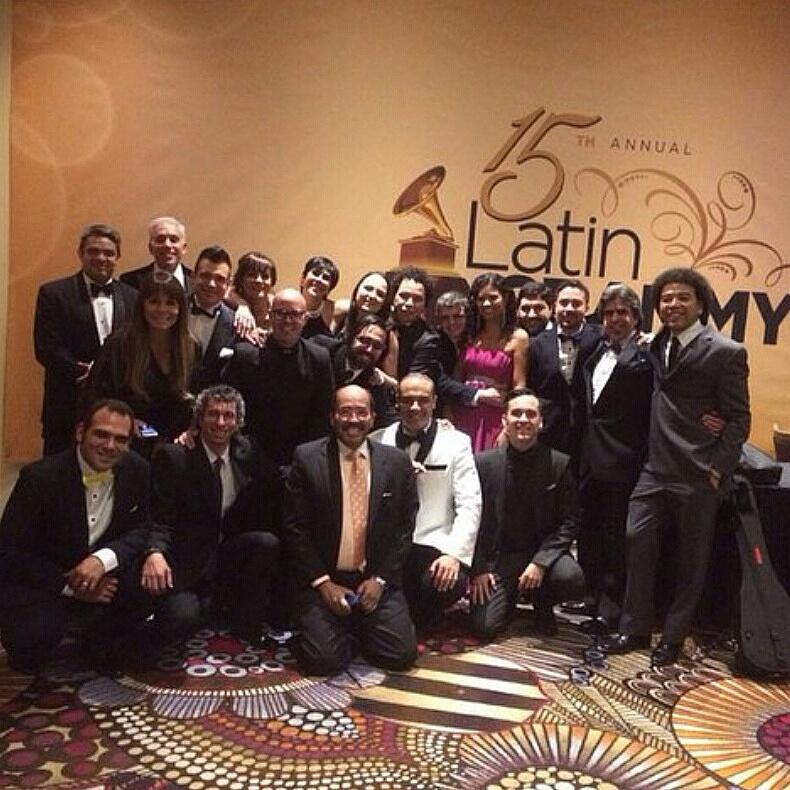 BBbravoV's tweet photo. Lo mejor del #LatinGRAMMY "Felicidades a @c4trio por su #LatinGrammy, un merecido premio al talento venezolano http://t.co/8oMF6ZPiFo”