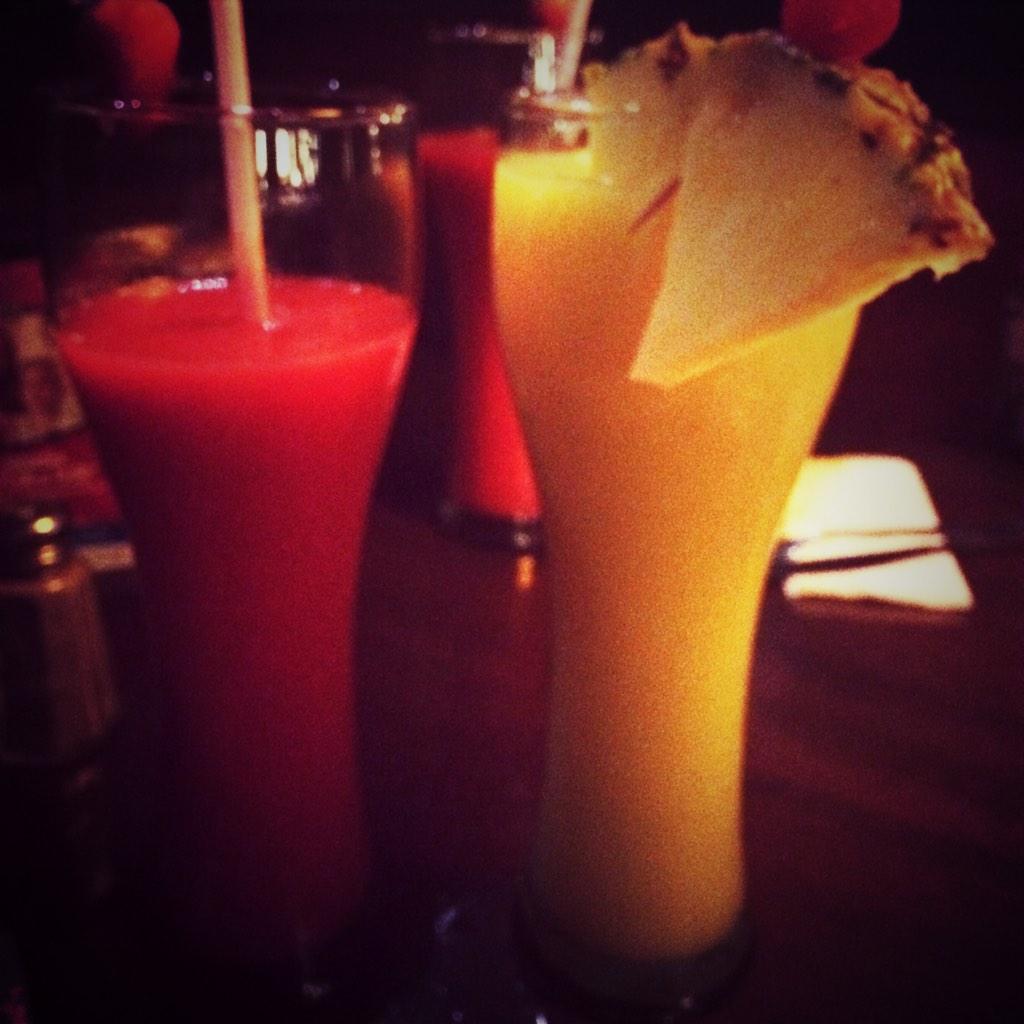MishelleRecalde's tweet photo. Taking two 'Jumbos'... 🍹🍹 @TGIFridays #mom #birthday http://t.co/zUguaOmH9C