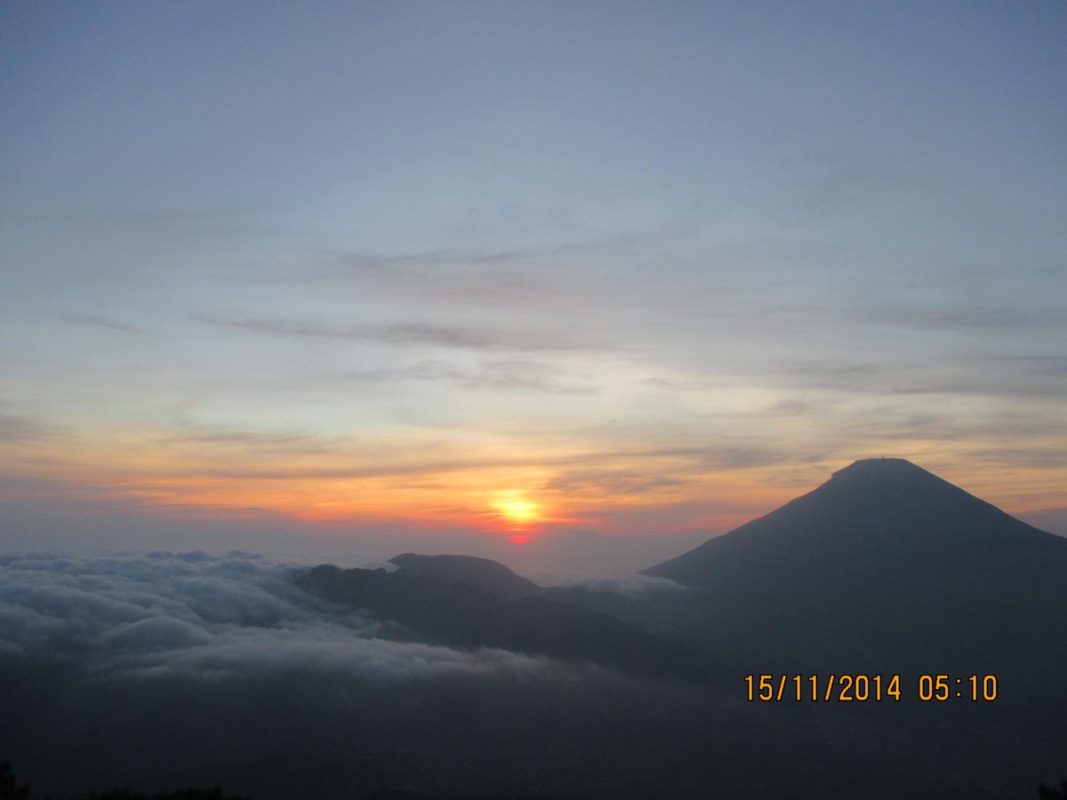 Ulil_Coumar17's tweet photo. @sikunir Golden Sunrise tanggal 15 November 2014.. Wonderful Moment :) http://t.co/3J8ywKa9OW