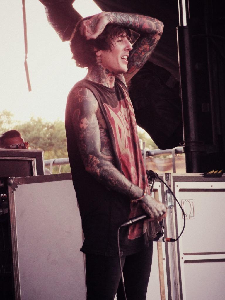 Happy Birthday Oliver Sykes ! You rock men !! :B 