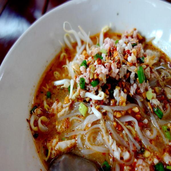 ก๋วยเตี๋ยวนายเท้า 2501 อุทยานมังกรสวรรค์ สุพรรณบุรี bit.ly/14UouBH #aroii