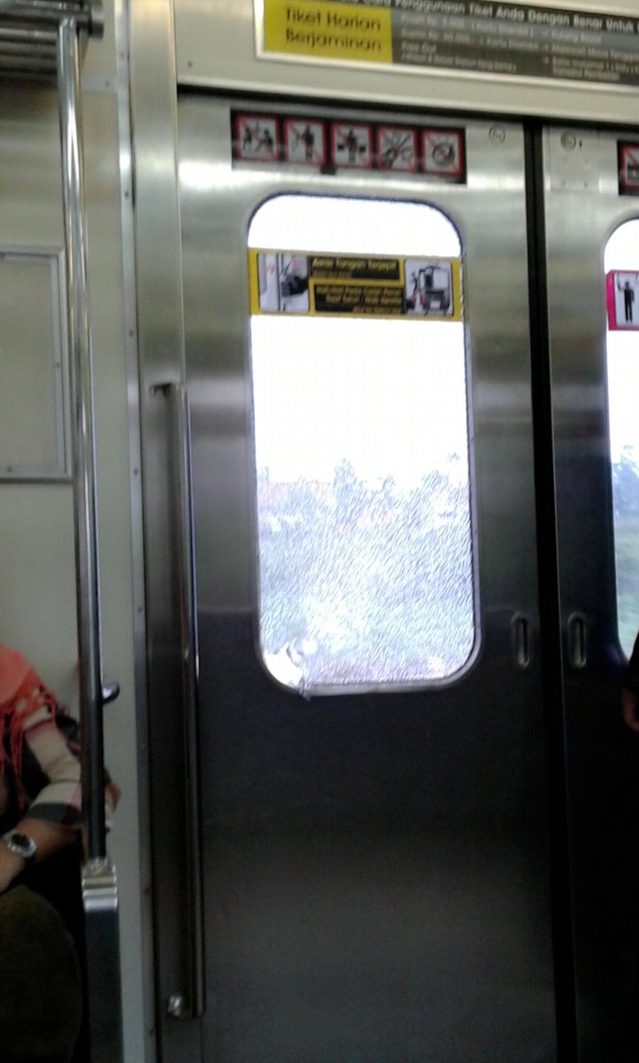 Pintu commuter line pecah ditimpuk batu o/ manusia yg tdk beradab . Pdhl ini fasilitas umum, u/ rakyat <a href="/CommuterLine/">KAI Commuter</a>