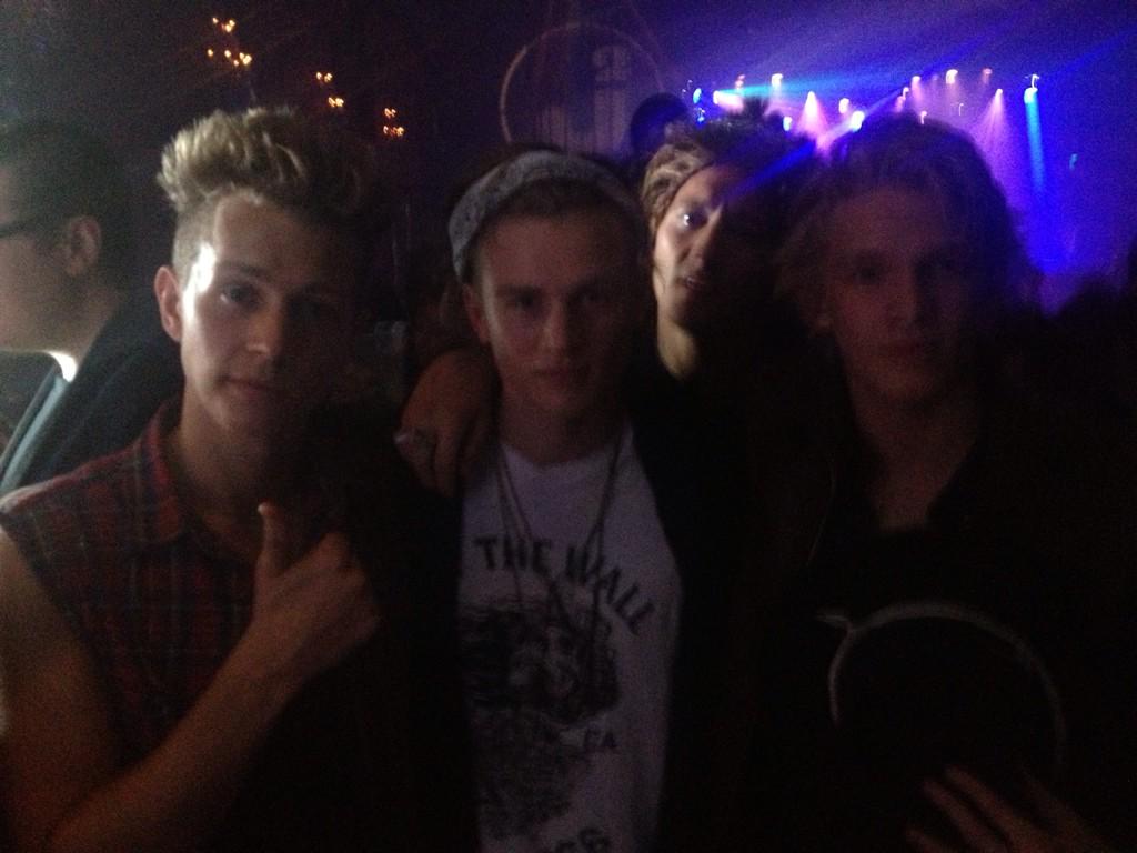TheVampsband's tweet photo. Hanging out with @CodySimpson at @JustJared #Thronecoming http://t.co/WyoNVNRXzy
