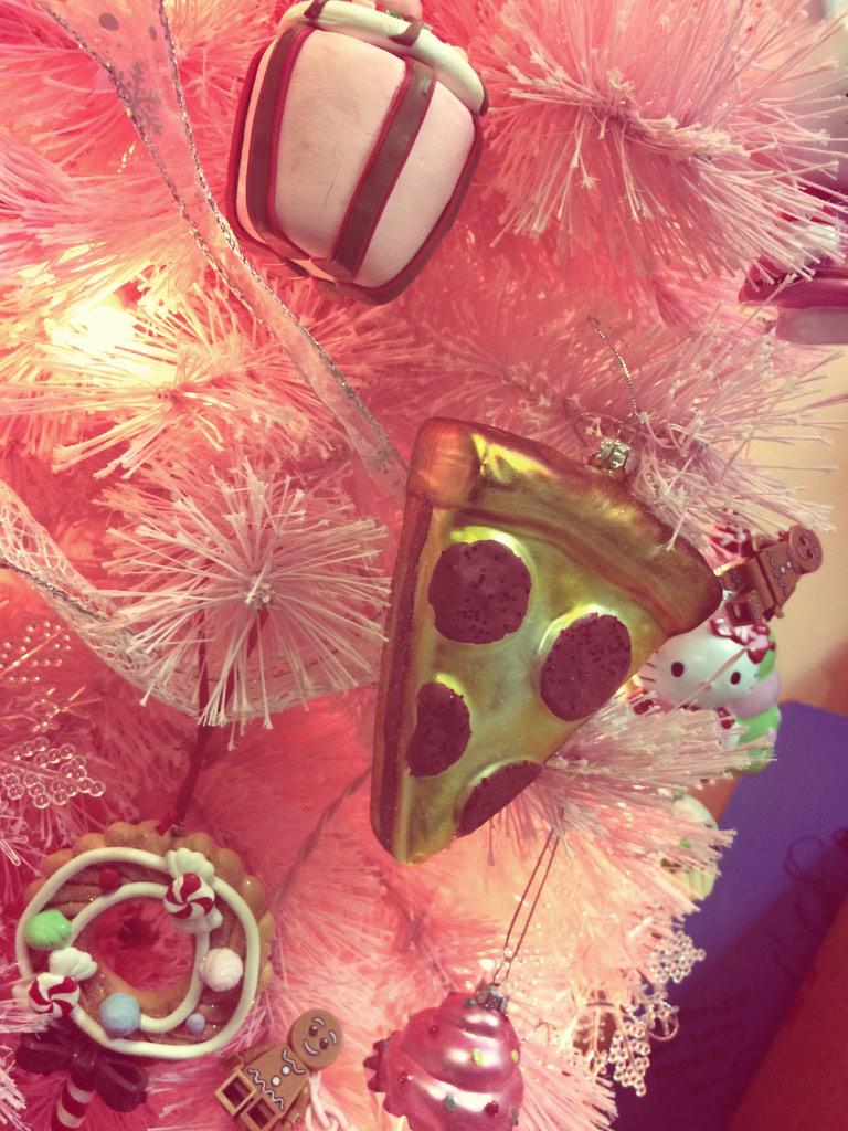 Zips_Games's tweet image. I&apos;ll have you all know... I usually don&apos;t put non cupcake/sweets items on my tree.  Had to for #TeamPizza #PizzaArmy