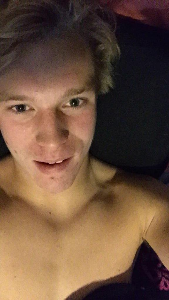 uglykiddave's tweet photo. Enjoy these #badmaleselfies @guysonfling @MyFlings http://t.co/U6H4I2N8Tp