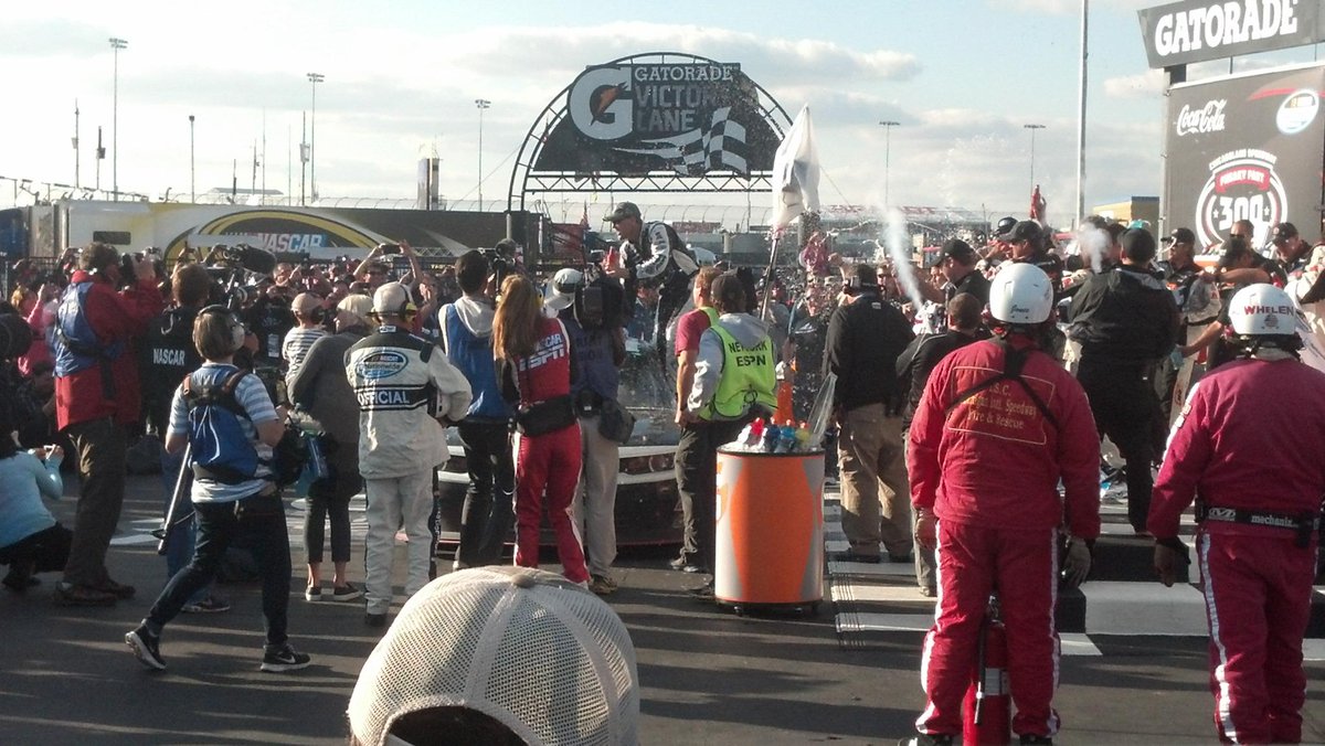 bighomerfan's tweet photo. #NASCAR Champion @KevinHarvick is the center of attention in Victory Lane at @ChicagolndSpdwy for the #FreakyFast300 http://t.co/FD3dSfZtfb