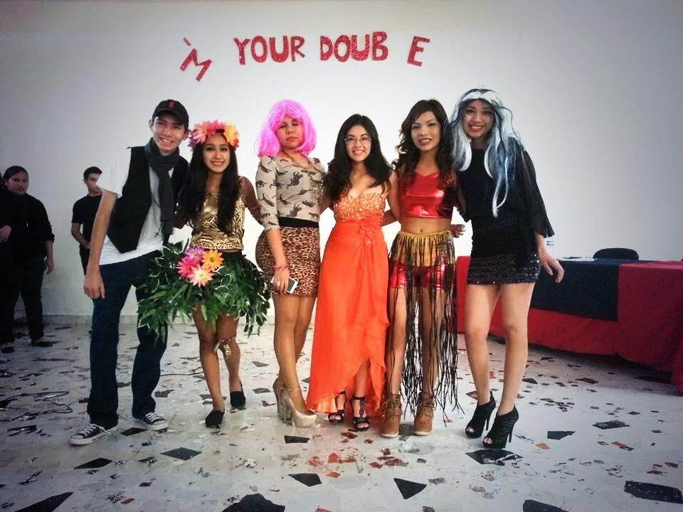 karenycastillo's tweet photo. #proyecto #yourdouble #imitando #porfin @ale_jesse @Fanny_Delgado29 @KarlaAldama6 http://t.co/MssBuTqgyL