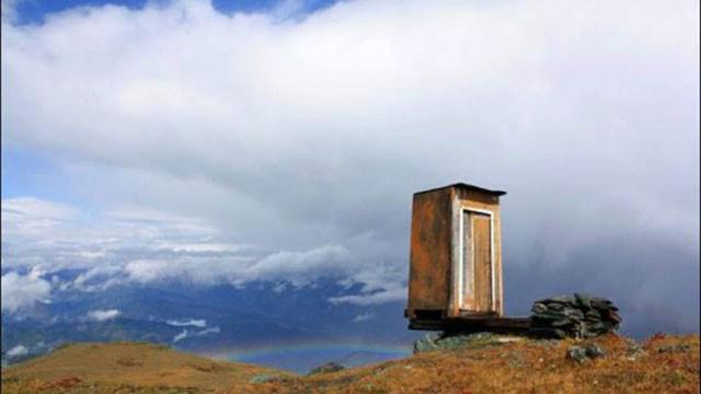 bangleyon's tweet photo. Toilet paling ekstrim di dunia ada di Siberia, 2.600 meter di atas permukaan laut dan berada di tepi tebing. http://t.co/2k7Eq9rQPu