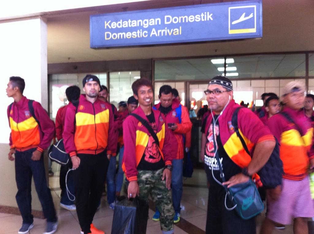 BorneoSMR's tweet photo. Beberapa saat lalu, rombongan Pusamania Borneo FC tiba di Bandara Juanda Surabaya. #RoadToFinal #DivisiUtama #GoToISL http://t.co/clkRfEgyzB