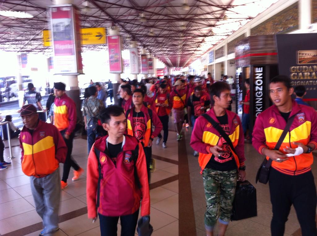 BorneoSMR's tweet photo. Beberapa saat lalu, rombongan Pusamania Borneo FC tiba di Bandara Juanda Surabaya. #RoadToFinal #DivisiUtama #GoToISL http://t.co/clkRfEgyzB