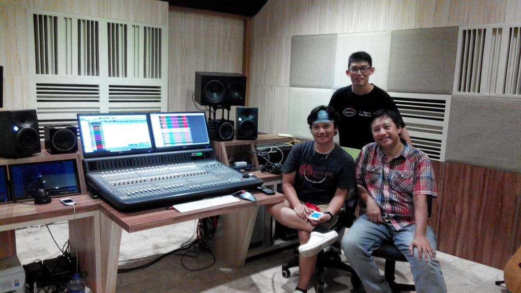 agushardiman's tweet photo. Kumpul2 bareng musisi @capung_cpnk @GHomare di studio @unalogue_studio &amp; sekolah @ArtSonica @BASEAUDIOCLASS Bdg http://t.co/fAneOzdFKa
