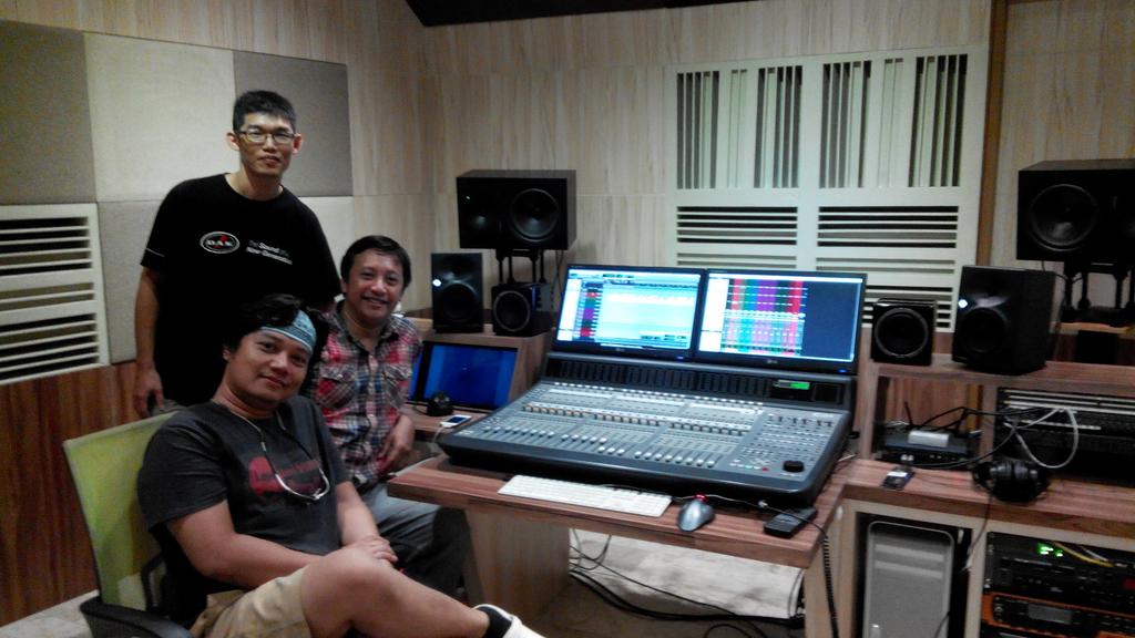 agushardiman's tweet photo. Kumpul2 bareng musisi @capung_cpnk @GHomare di studio @unalogue_studio &amp; sekolah @ArtSonica @BASEAUDIOCLASS Bdg http://t.co/fAneOzdFKa