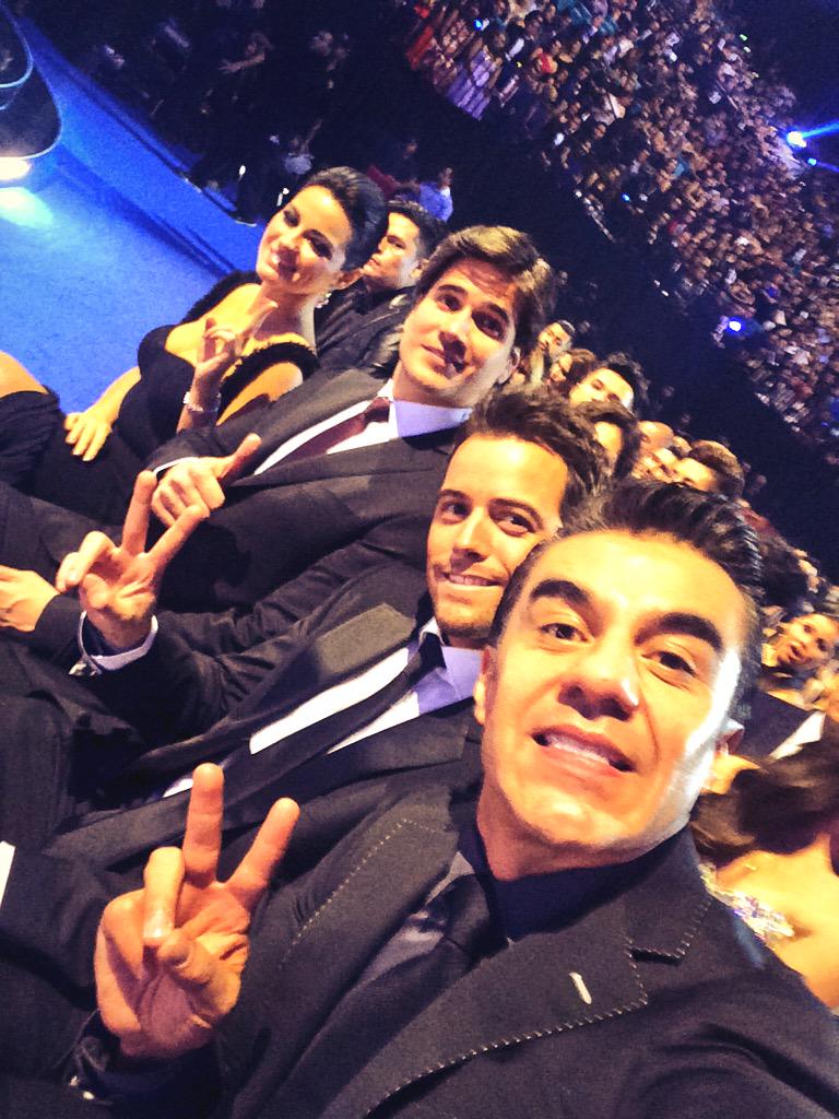 CachitosdeMaite's tweet photo. RT @Adrian_Uribe: Otra "Foto pal face" @manedelaparra @MaiteOficial @DanArenas  #@LatinGRAMMYs http://t.co/rFm0mll4KE
