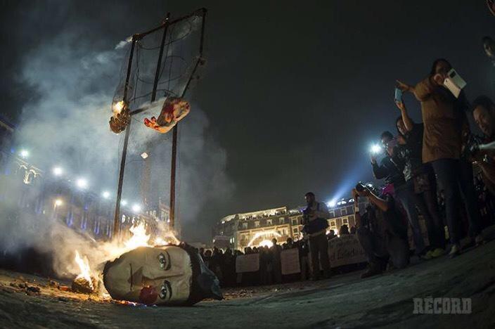 eduardoporras's tweet photo. La cabeza de Enrique Peña Nieto arde en el suelo... como su gobierno http://t.co/LNM03ZpjKd