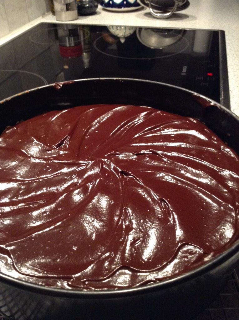 Lille_Caro's tweet photo. One of those mornings: 6am to make #ganache for the #chocoatepeanutbuttercescake sorry @hansen_cm #luckycoworkers http://t.co/50vWvLGlUN