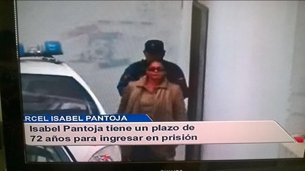 PareceEMT's tweet photo. La Pantoja se dirige a prisión aunque tenga 72 años para pensárselo... vía @RotulosTV http://t.co/h3snXASqjw
