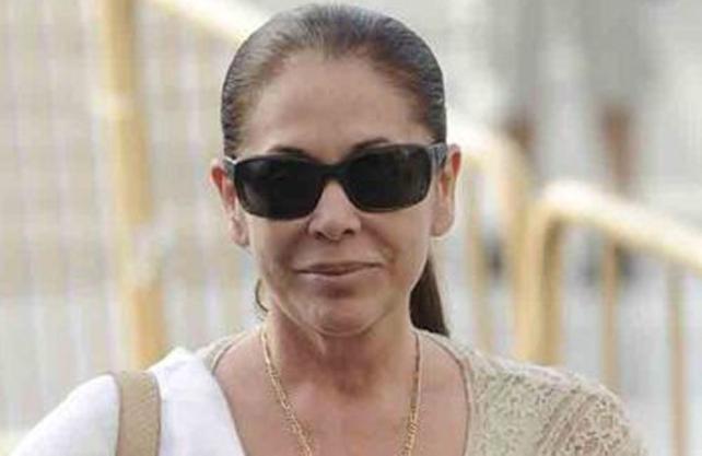 telecincoes's tweet photo. Isabel Pantoja ingresa en la prisión de Alcalá de Guadaira> http://t.co/bx1USwRDEF http://t.co/qrgmDevNMB