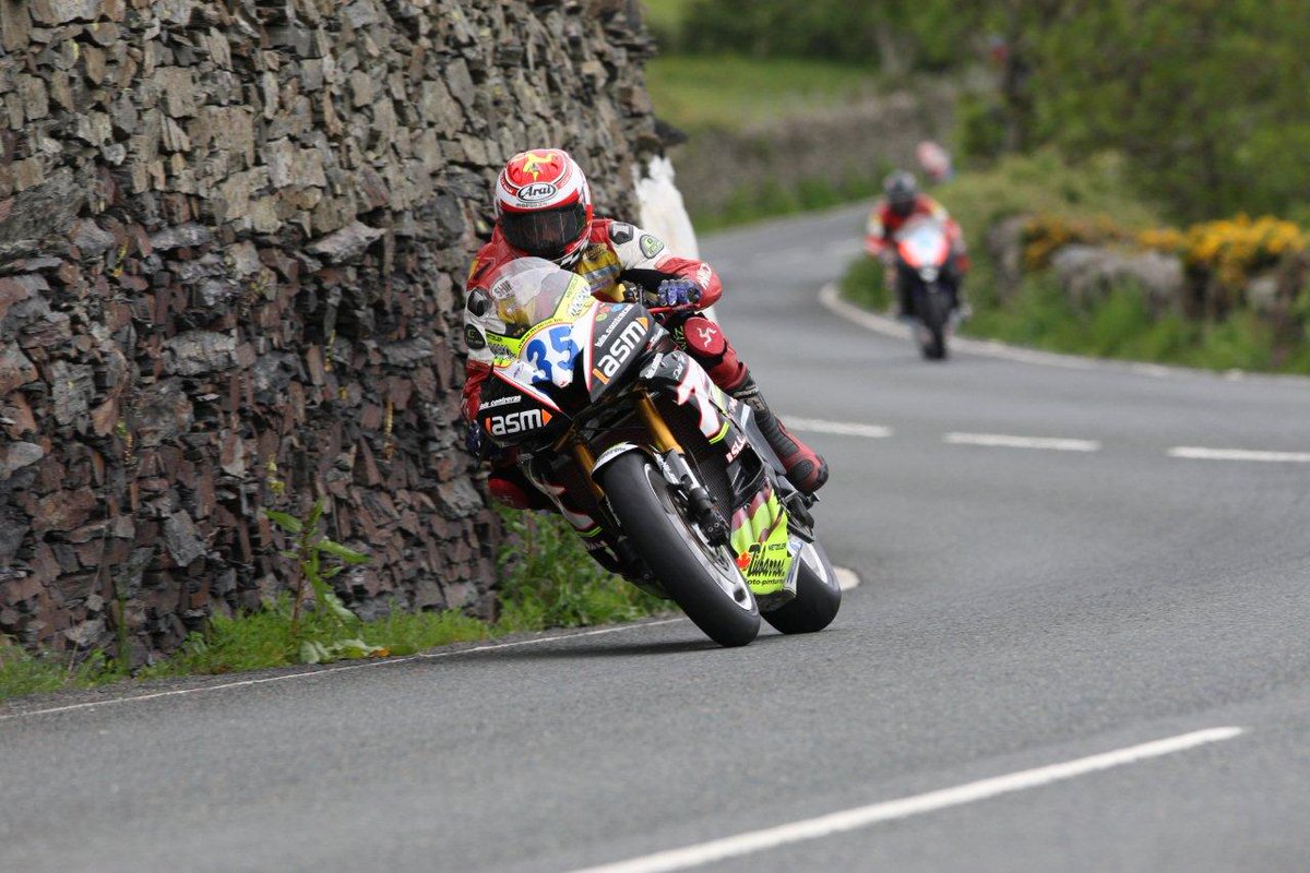 AbeRendo's tweet photo. @maeso34 en #HandleysCorner #TT2010 #supersport #iomtt #MountainCourse #Isleofman #Roadracing #MotoGP http://t.co/IQmgs7ktef